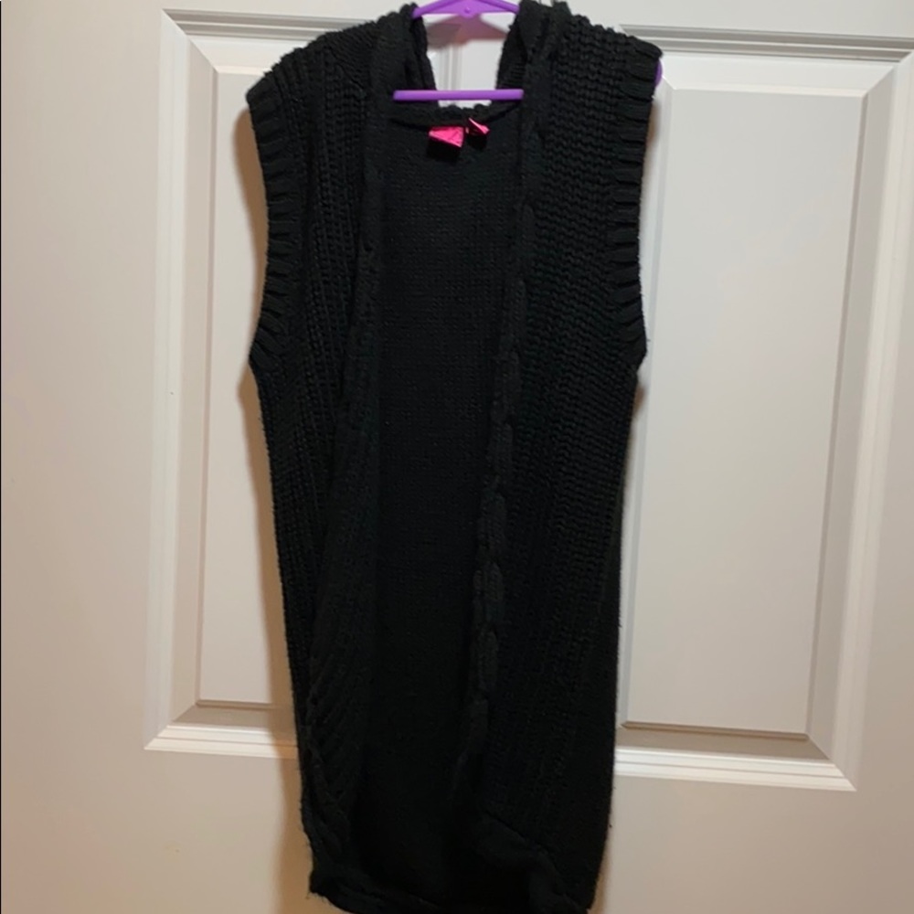 Hooded sleeveless sweater vest